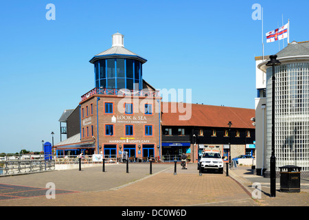 Edifici sulla sponda est del fiume Arun a Littlehampton nel West Sussex sulla costa sud dell'Inghilterra. Foto Stock