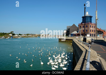 Il fiume Arun a Littlehampton nel West Sussex sulla costa sud dell'Inghilterra. Foto Stock