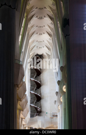 La scala a chiocciola per il coro Gallery in La Sagrada Familia a Barcellona Foto Stock