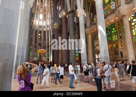 I turisti all'interno de la Sagrada Familia di Barcellona. Foto Stock