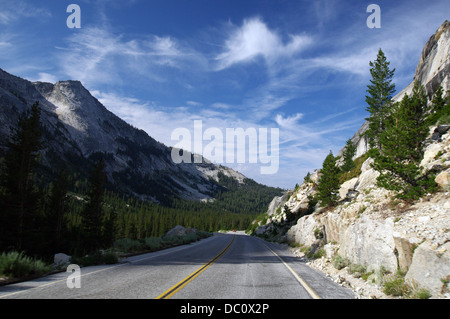 Tioga Pass - un passo di montagna nelle montagne della Sierra Nevada, che corre attraverso il Parco Nazionale di Yosemite Foto Stock