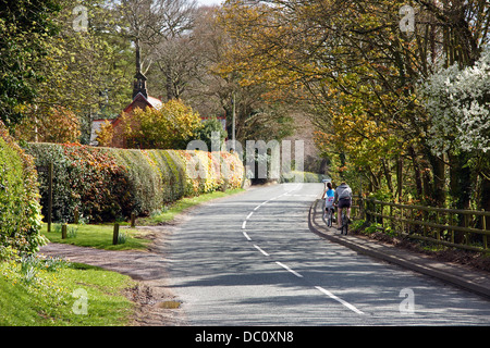 SONY DSC un paio in sella moto verso il basso di un bellissimo paese lane in una giornata di sole in primavera Foto Stock