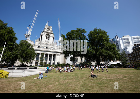 Trinity square gardens tower hill Londra Inghilterra Regno Unito Foto Stock