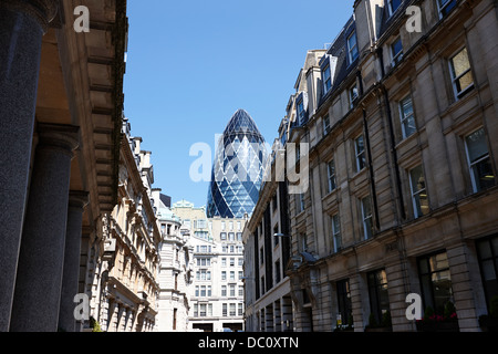 Guardando lungo la Lloyds avenue verso il Gherkin city di Londra Inghilterra Regno Unito Foto Stock