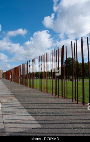 Germania Berlino. Bernauer Strasse. Gedenkstatte Berliner Mauer (Memoriale del Muro di Berlino). Tracciare la linea della parete esterna. Foto Stock