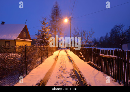 Villaggio strada in inverno, Letnisko Jedlnia, regione Mazovia, Polonia Foto Stock
