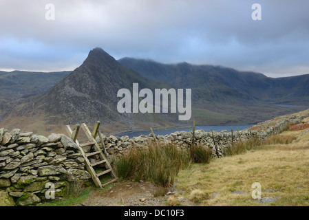 Un di legno stile attraversamento parete stalattite affacciato Tryfan e il Glyderau mountain range in Snowdonia, Galles. Foto Stock