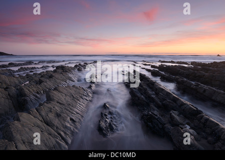 Rocce frastagliate che conducono al mare a bocca Welcombe, North Devon, Regno Unito. Foto Stock