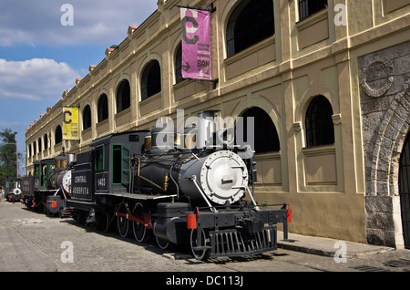 Centro Cultural y fatto tutto artigianelmente San Jose - rinnovato motore di vapore parcheggiata di fronte il mercato dell'arte Foto Stock