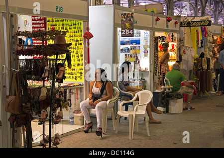 Centro Cultural y fatto tutto artigianelmente San Jose - annoiato mercanti attendere per i clienti di fronte si spegne Foto Stock