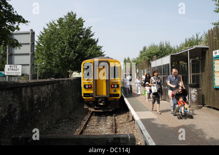 Treno a carrozza singola che serve la navetta della baia di Cardiff linea di servizio passeggeri, Galles UK Foto Stock