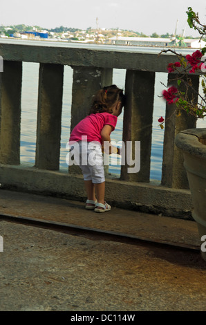 Bambina guarda attraverso i montanti ad acqua dietro il Centro Cultural y fatto tutto artigianelmente San Jose Foto Stock