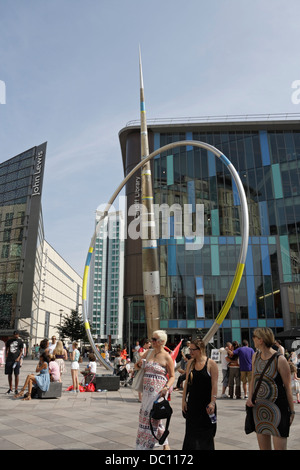 Gli amanti dello shopping camminano sull'Hayes nel centro di Cardiff, Galles, con la scultura metallica Alliance, strada pedonale pedonale libera dal traffico Foto Stock