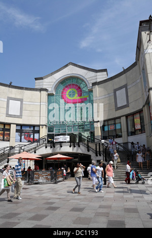 Ingresso al Queens Arcade shopping centre in Cardiff City Centre Foto Stock