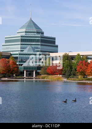 Atrium e riflettendo piscina presso il Campus di Nortel. L'atrio centrale con la sua iconica faro incandescente circondato dal colore di autunno Foto Stock