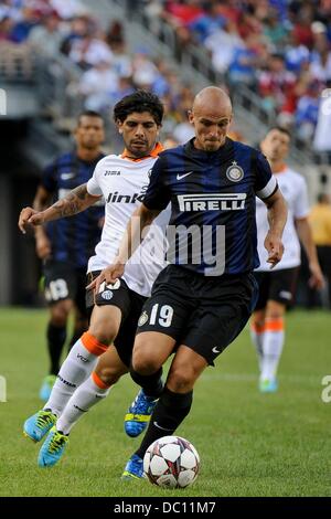 East Rutherford, New Jersey, USA. 4 Ago, 2013. 04 agosto 2013: Internazionale centrocampista Esteban Cambiasso (19) si muove con la palla durante il Guinness International Champions Cup match tra Valencia C.F. e Inter Milan a Met Life Stadium, East Rutherford, NJ. © csm/Alamy Live News Foto Stock