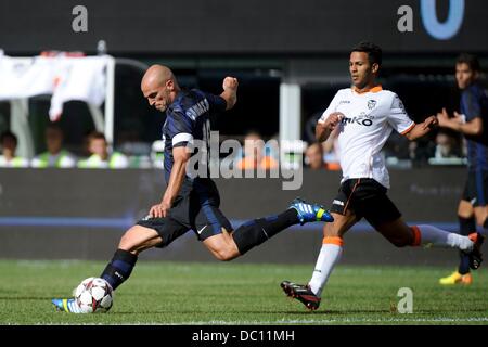 East Rutherford, New Jersey, USA. 4 Ago, 2013. 04 agosto 2013: Internazionale centrocampista Esteban Cambiasso (19) Venti fino a calciare la palla durante il Guinness International Champions Cup match tra Valencia C.F. e Inter Milan a Met Life Stadium, East Rutherford, NJ. © csm/Alamy Live News Foto Stock