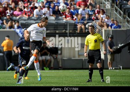 East Rutherford, New Jersey, USA. 4 Ago, 2013. Agosto 04, 2013: Valencia centrocampista Michel Herrero (16)capi la palla lontano da Internazionale centrocampista Esteban Cambiasso (19) durante il Guinness International Champions Cup match tra Valencia C.F. e Inter Milan a Met Life Stadium, East Rutherford, NJ. © csm/Alamy Live News Foto Stock