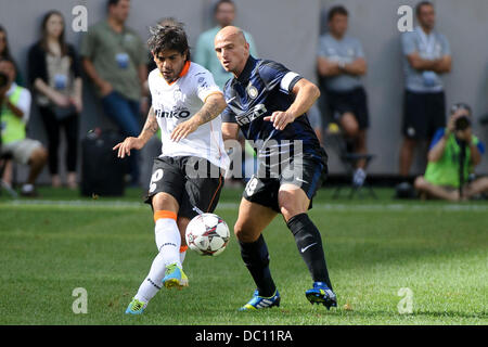 East Rutherford, New Jersey, USA. 4 Ago, 2013. Agosto 04, 2013: Valencia centrocampista mai Banega (10) calci la palla lontano da Internazionale centrocampista Esteban Cambiasso (19) durante il Guinness International Champions Cup match tra Valencia C.F. e Inter Milan a Met Life Stadium, East Rutherford, NJ. © csm/Alamy Live News Foto Stock