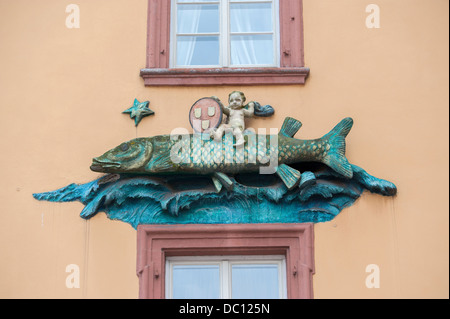 L'Europa, Germania, Baden-Württemberg, Heidelberg, Goldener Hecht hotel, pesci scultura in rilievo sulla costruzione. Foto Stock