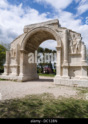 Glanum arco d'ingresso al sole. L'antica entrata arch per la vecchia città di Glanum. Ruines de Glanum, Foto Stock