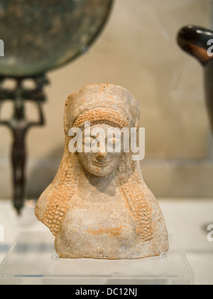 Busto della dea Demetra. Stampato in cotto e maiolica (terracotta) con tracce di pigmento rosso dalla Sicilia, 500-450 A.C. Foto Stock