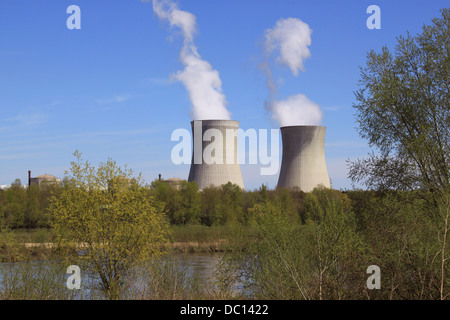 Foto di un impianto ad energia nucleare sulle rive di un fiume circondato da alberi Foto Stock