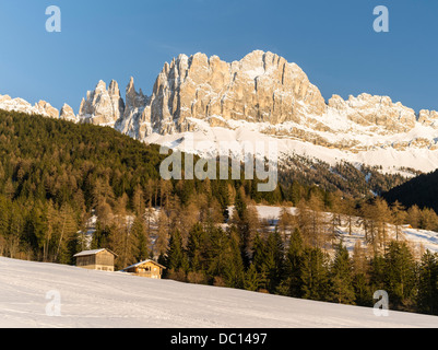 L'Italia, Alto Adige, Rosengarten (Catinaccio) gamma di montagna nelle Dolomiti in inverno e la neve profonda. Foto Stock