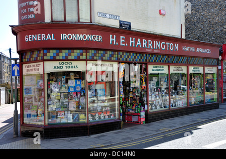 Broadstairs Kent, Inghilterra, Regno Unito. H E Harrington Ironmonger generale shop Foto Stock