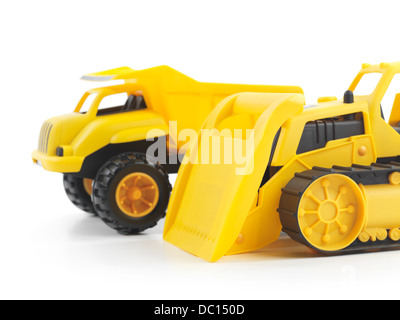 Giallo in plastica giocattoli per i bambini di un bulldozer e un autocarro con pianale di scarico isolato su sfondo bianco Foto Stock