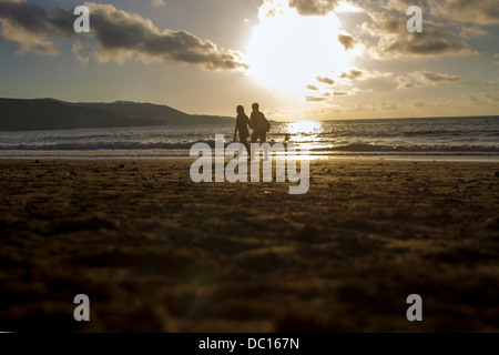 Gli amanti sulla spiaggia Foto Stock