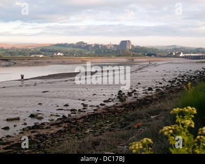 Una vista panoramica della campagna del Sussex all'alba, questa fotografia mostra i pescatori di scavo per esca sul fango appartamenti. Foto Stock