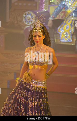 Lady Boy eseguendo. Alcazar Show, Pattaya, Thailandia Foto Stock