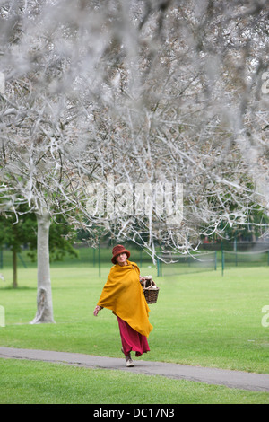 Il 'avenue di fantasmi' dopo il percorso è stata trasformata da un'infestazione di bird cherry ermellino moth i bruchi in Cambridge. Foto Stock