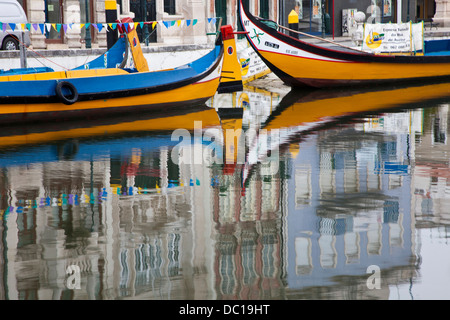 L'Europa, Portogallo Aveiro. Moliceiro barche ormeggiate da uno stile Art Nouveau edifici lungo il canale centrale. Foto Stock