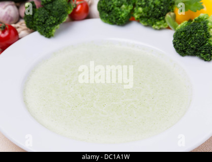 Minestra in crema di broccoli con decorazione in piastra bianca Foto Stock