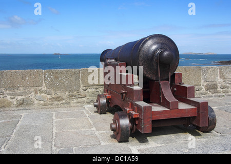 Il vecchio cannone lungo la parete di St Malo bastioni Foto Stock