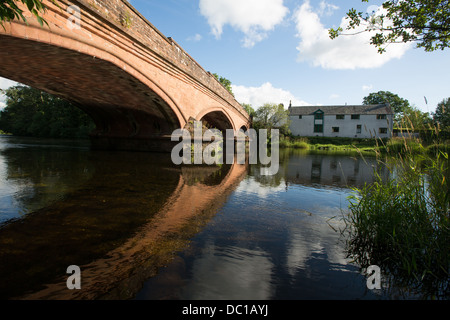 Il fiume Teith in esecuzione attraverso Callander, nel Trossachs, Scozia. Foto Stock