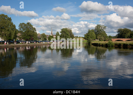 Il fiume Teith in esecuzione attraverso Callander, nel Trossachs, Scozia. Foto Stock