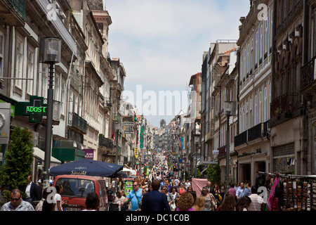 L'Europa, Portogallo, Porto. Questa è la Rua de Santa Catarina, la famosa via pedonale dello shopping nel centro storico della città di Oporto. Foto Stock