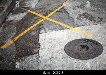 Passauomo circolare su strada asfaltata con giallo linee di marcatura Foto Stock