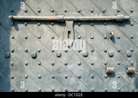 Antica porta frammento di Fort Canning cancello in Singapore con pesanti irregolare il blocco della barra di sicurezza Foto Stock