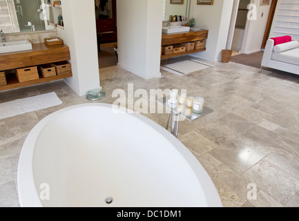 Vasca da bagno in una moderna stanza da bagno Foto Stock