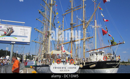 Le navi a vela con vele abbassata ancorata in Szczecin, Polonia. La Tall Ship gare 2013 Foto Stock