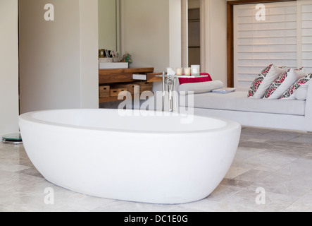 Moderna vasca ovale con vassoio da bagno Foto stock - Alamy