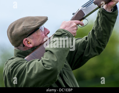 Uomo di scatto a una caccia simulata clay shoot Foto Stock