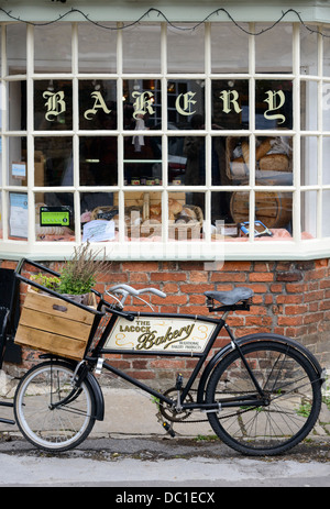 Una consegna vintage moto parcheggiata fuori del Lacock panificio, Lacock, Wiltshire, Inghilterra, Regno Unito. Foto Stock