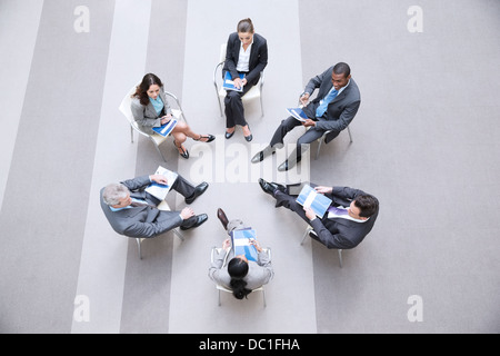 Elevato angolo di visione del business delle persone sedute in cerchio Foto Stock