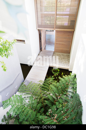 Il Footbridge nel cortile di casa moderna Foto Stock