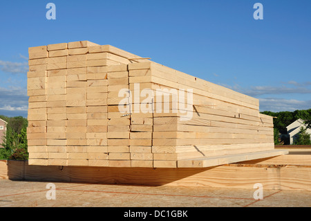 Close-up di una pila di legname / legno per costruzione, sfondo Foto Stock